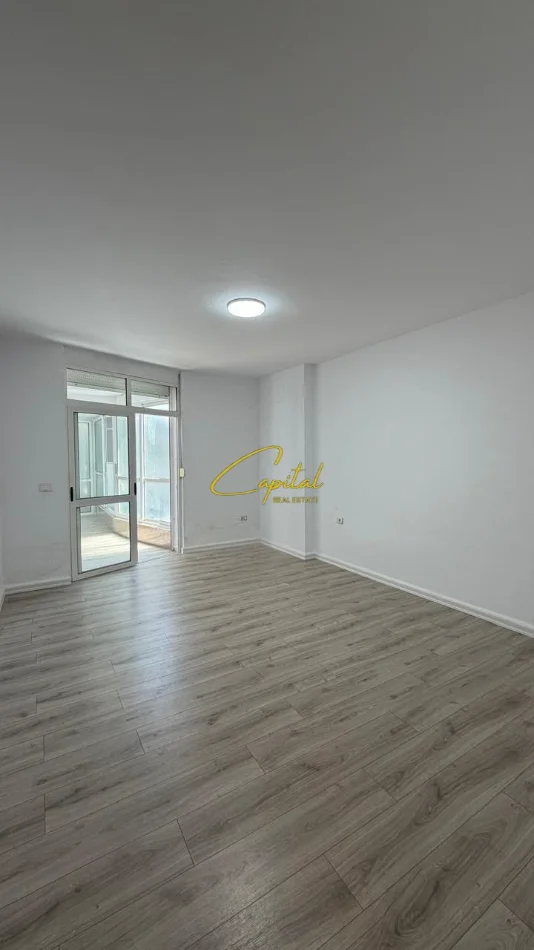Tirane, jepet me qera zyre Kati 3, 130 m² 800 € (ISH EKSPOZITA)