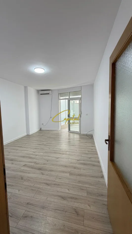 Tirane, jepet me qera zyre Kati 3, 130 m² 800 € (ISH EKSPOZITA)
