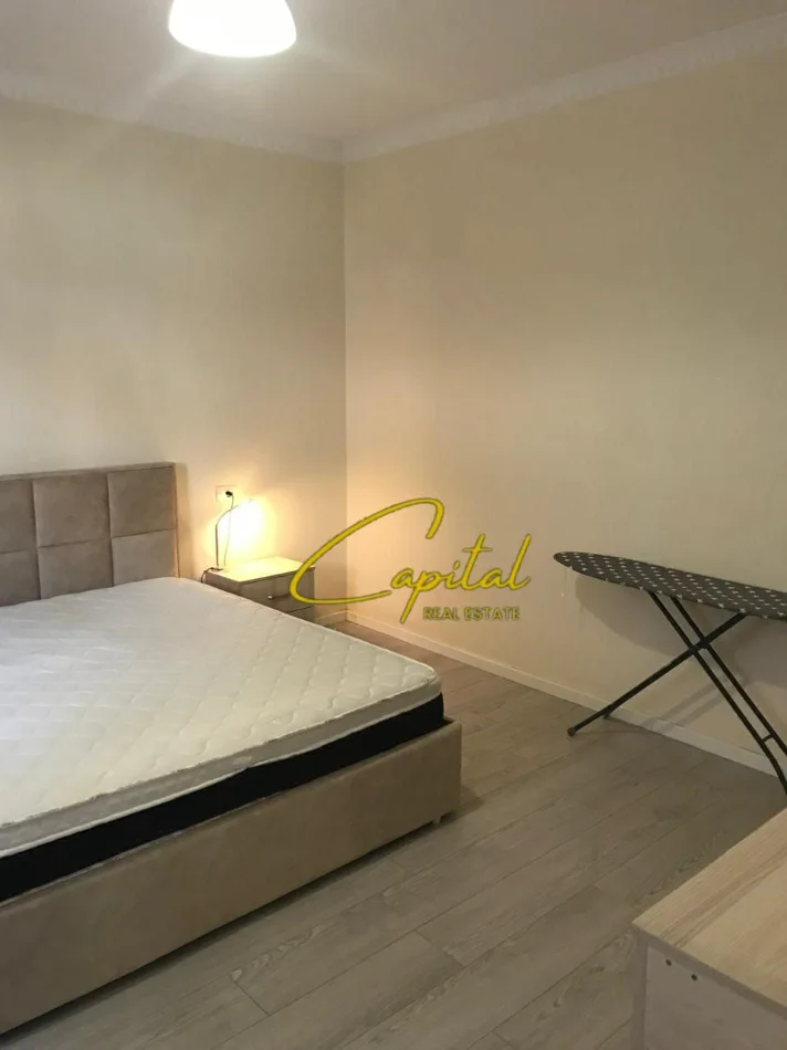 Tirane, jepet me qera apartament 1+1 Kati 1, 70 m² 400 € (ISH TREGU ELEKTRIK)