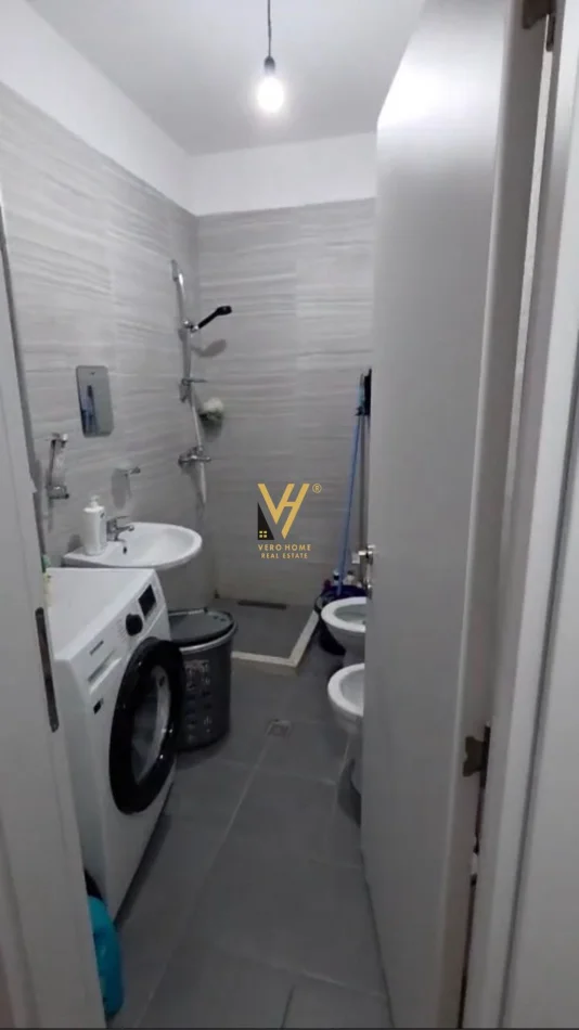 Tirane, jepet me qera apartament 1+1+Ballkon Kati 5, 70 m² 620 € (ISH PARKU)