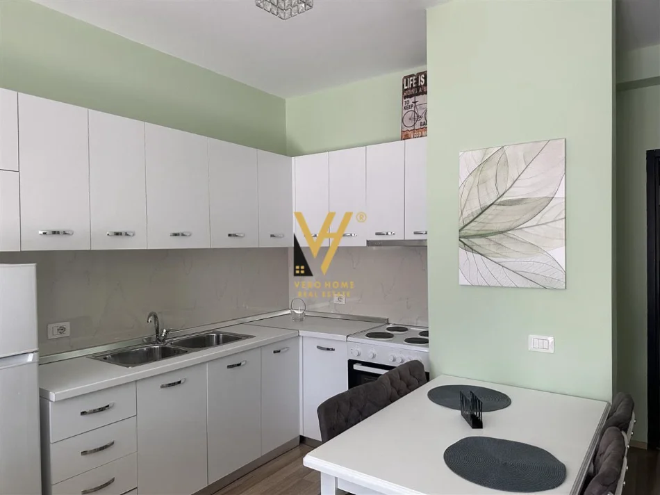 Tirane, jepet me qera apartament 1+1+Ballkon Kati 3, 60 m² 700 € (QENDER)