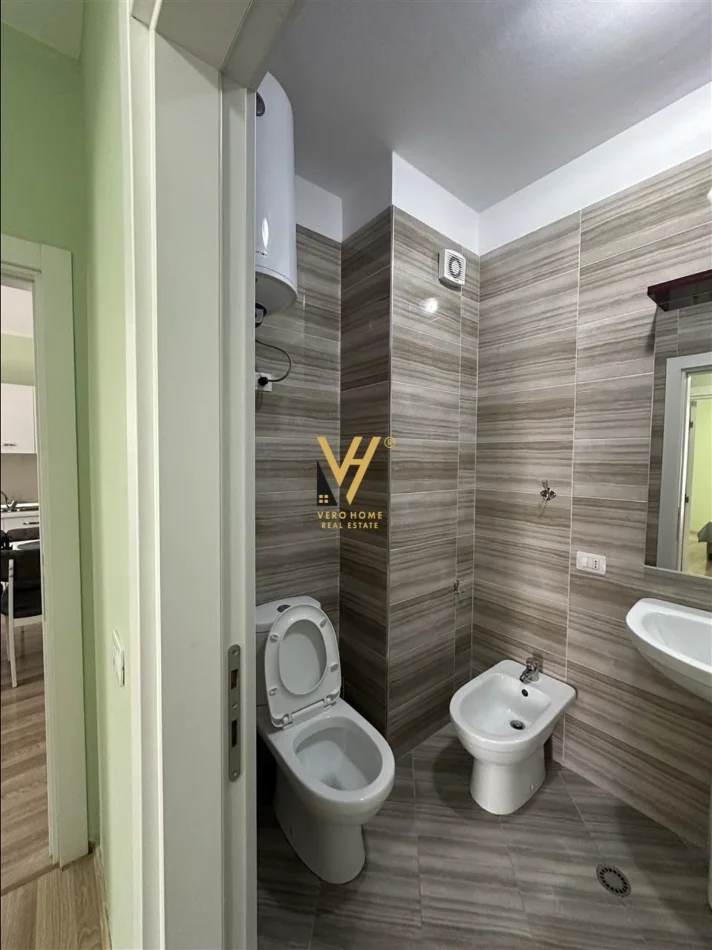 Tirane, jepet me qera apartament 1+1+Ballkon Kati 3, 60 m² 700 € (QENDER)