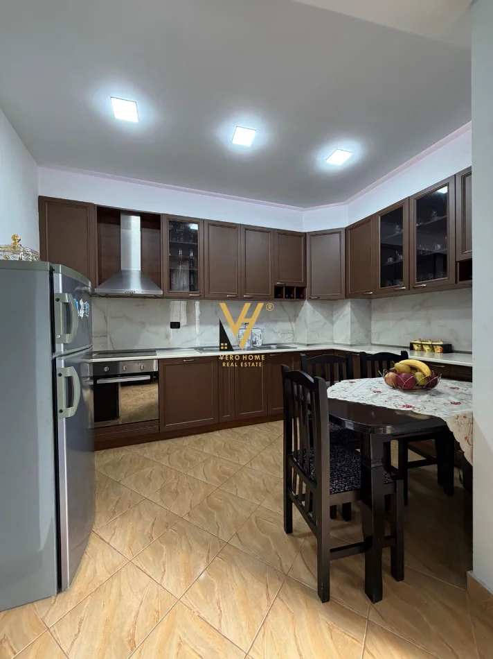 Tirane, jepet me qera apartament 2+1+Ballkon Kati 5, 895 m² 570 € (ASTIR)