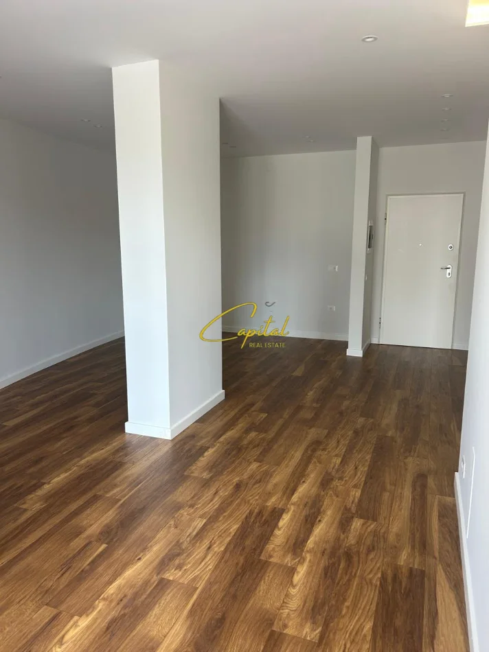 Tirane, jepet me qera ambjent biznesi Kati 4, 116 m² 1.700 € (KOMUNA E PARISIT)