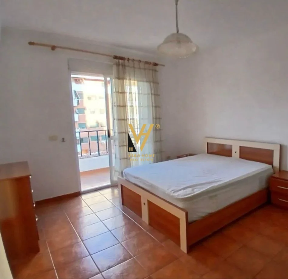 Tirane, jepet me qera apartament 1+1+Ballkon Kati 4, 67 m² 520 € (PAZARI I RI)