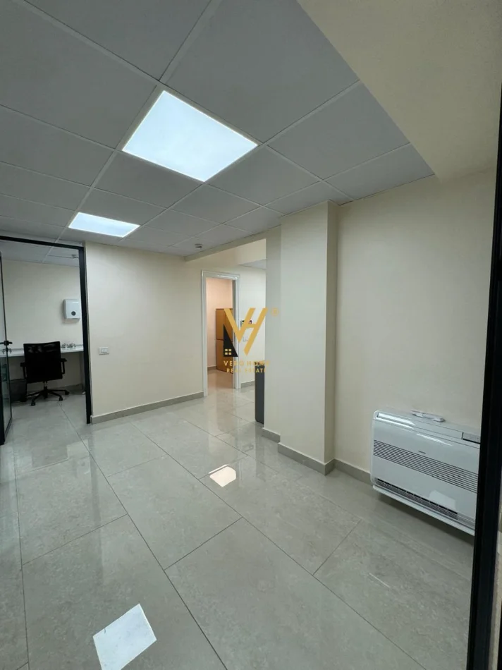 Tirane, jepet me qera zyre Kati 3, 150 m² 2.000 € (RRUGA E ELBASANIT)