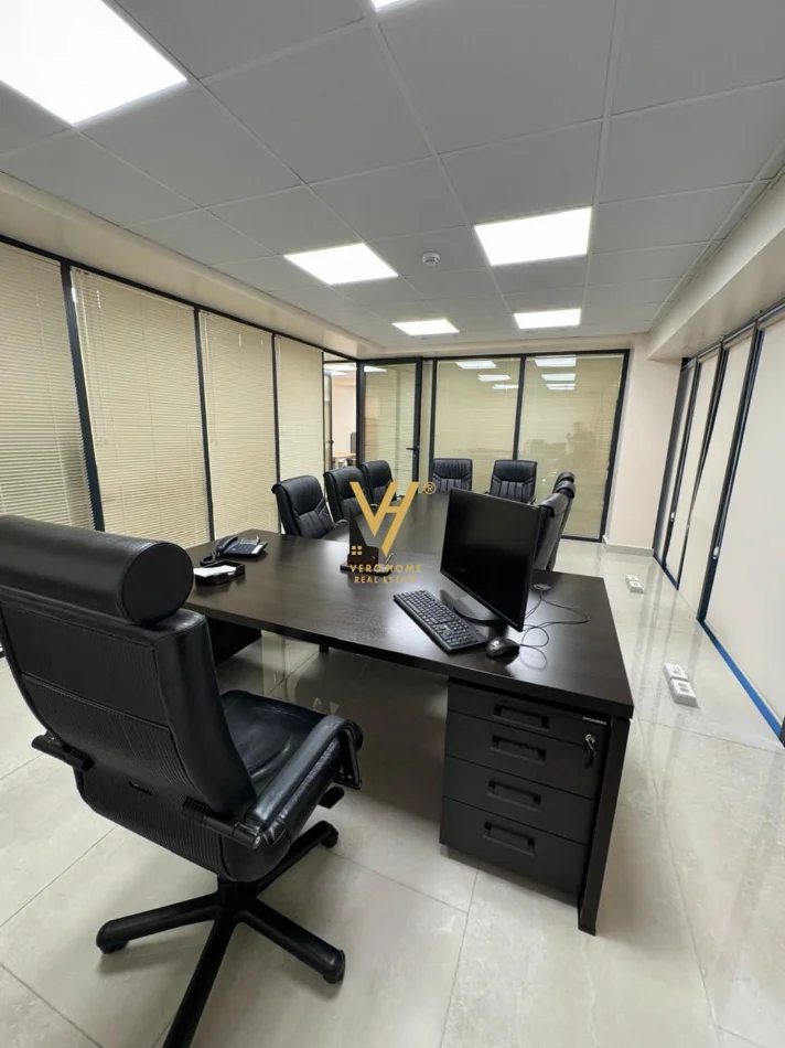 Tirane, jepet me qera zyre Kati 3, 150 m² 2.000 € (RRUGA E ELBASANIT)