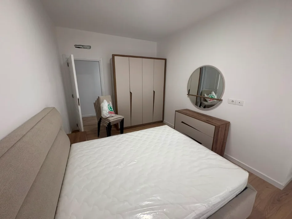 Tirane, jepet me qera apartament 1+1 Kati 2, 60 m² 650 € (PORCELAN)