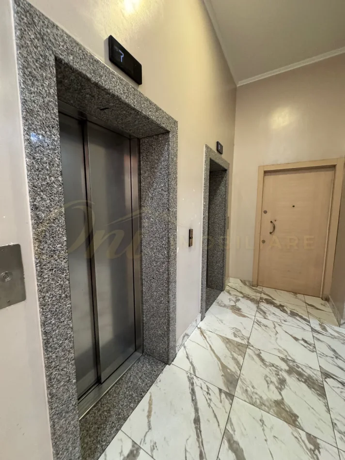 Tirane, jepet me qera zyre Kati 7, 70 m² 750 € (KOMUNA E PARISIT)