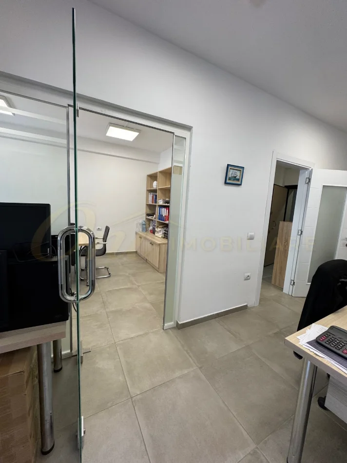 Tirane, jepet me qera zyre Kati 7, 70 m² 750 € (KOMUNA E PARISIT)