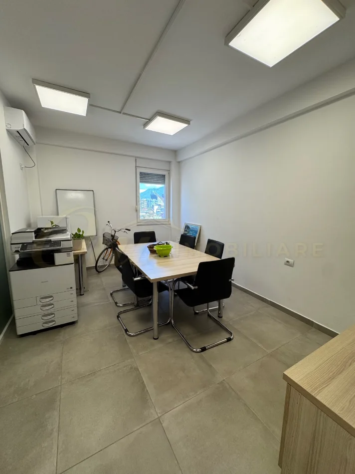 Tirane, jepet me qera zyre Kati 7, 70 m² 750 € (KOMUNA E PARISIT)