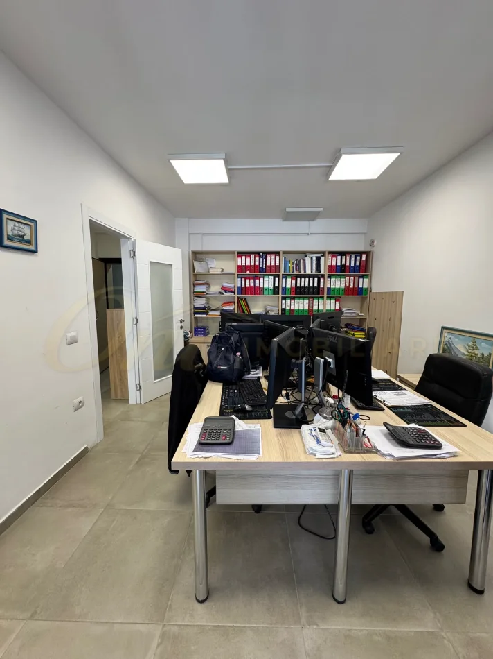 Tirane, jepet me qera zyre Kati 7, 70 m² 750 € (KOMUNA E PARISIT)