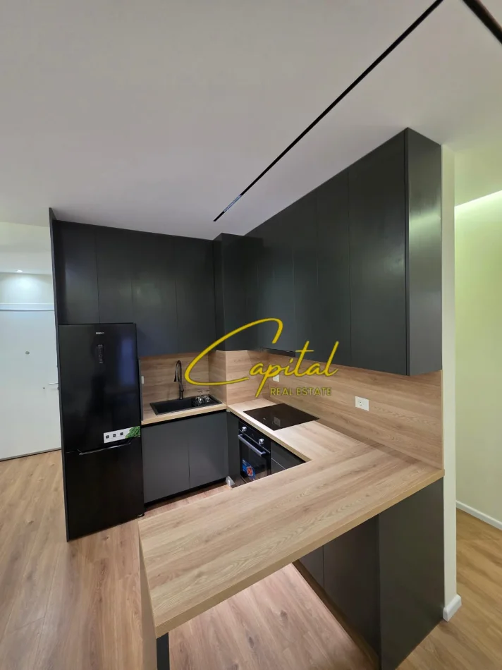 Tirane, jepet me qera apartament 1+1 Kati 8, 60 m² 470 € (ALI DEMI)