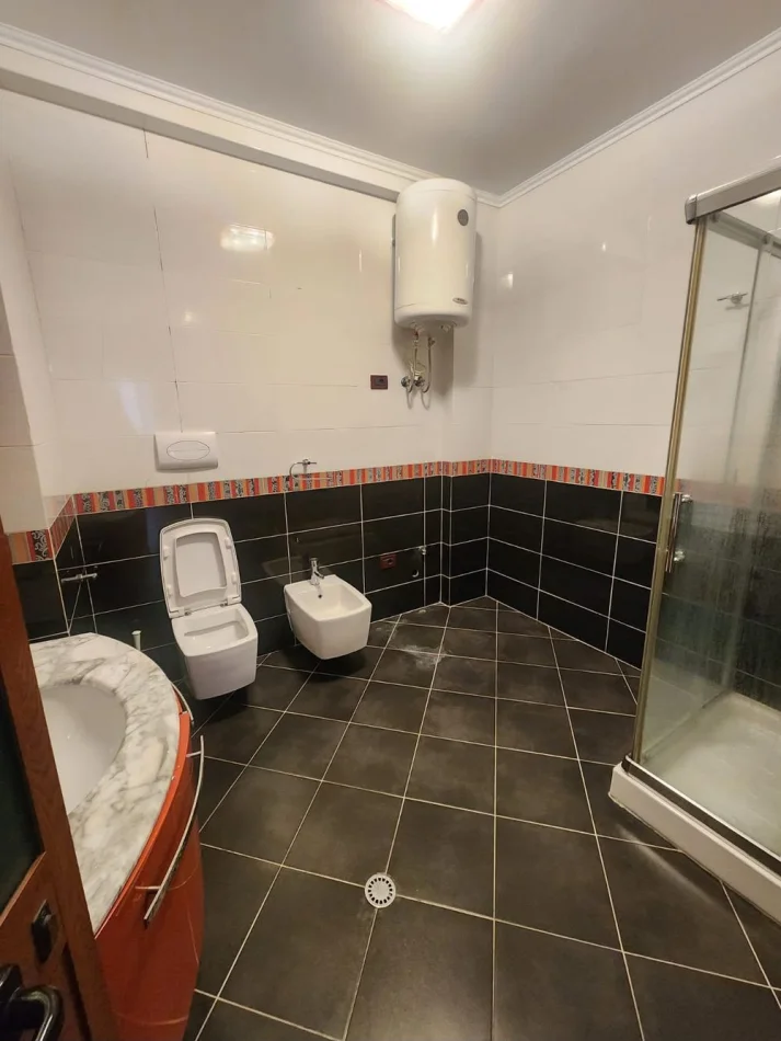 Tirane, shitet apartament 2+1+Ballkon Kati 1, 124 m² 350.000 € (Rruga e Kosovarve)