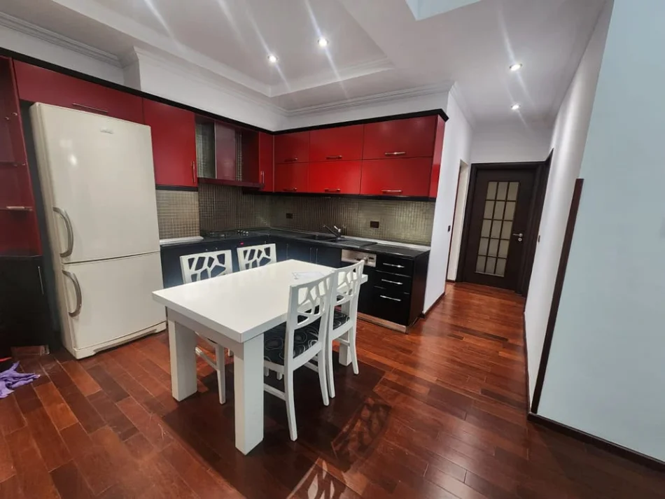 Tirane, shitet apartament 2+1+Ballkon Kati 1, 124 m² 350.000 € (Rruga e Kosovarve)