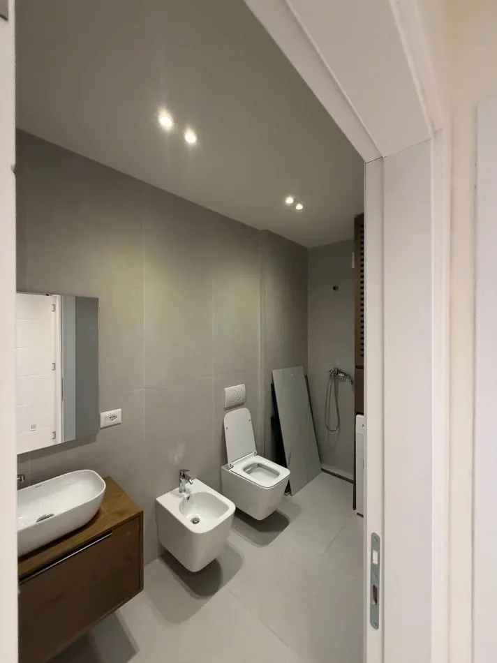 Tirane, jepet me qera apartament 3+1 Kati 3, 130 m² 1.100 € (STACIONI I TRENIT)