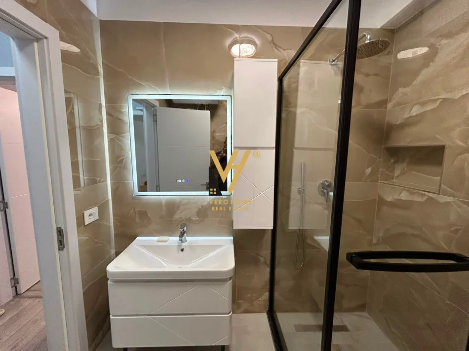 Tirane, jepet me qera apartament 2+1+Ballkon Kati 5, 95 m² 770 € (QENDER)