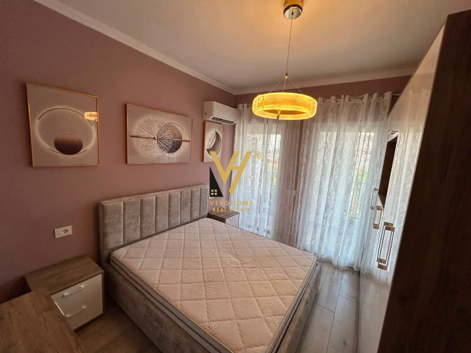 Tirane, jepet me qera apartament 2+1+Ballkon Kati 5, 95 m² 770 € (QENDER)