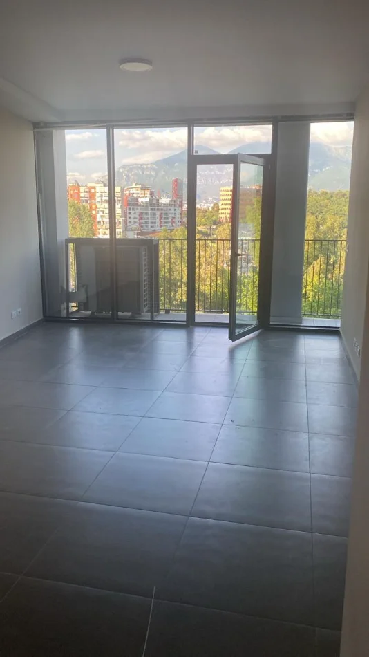 Tirane, jepet me qera zyre Kati 4, 110 m² 2.000 € (LIQENI ARTIFICIAL)