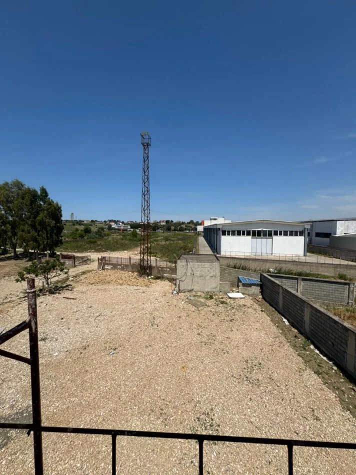 Durres, jepet me qera magazine Kati 0, 2.560 m² 3.500 € (autosrada dr tr)