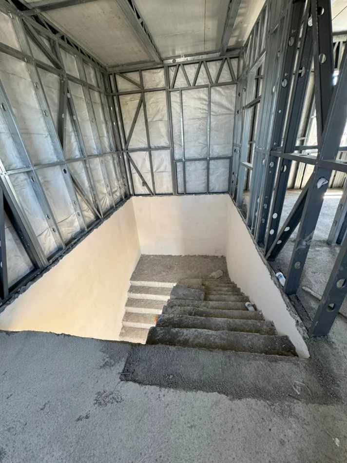Durres, jepet me qera magazine Kati 0, 2.560 m² 3.500 € (autosrada dr tr)