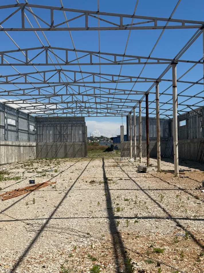 Durres, jepet me qera magazine Kati 0, 2.560 m² 3.500 € (autosrada dr tr)