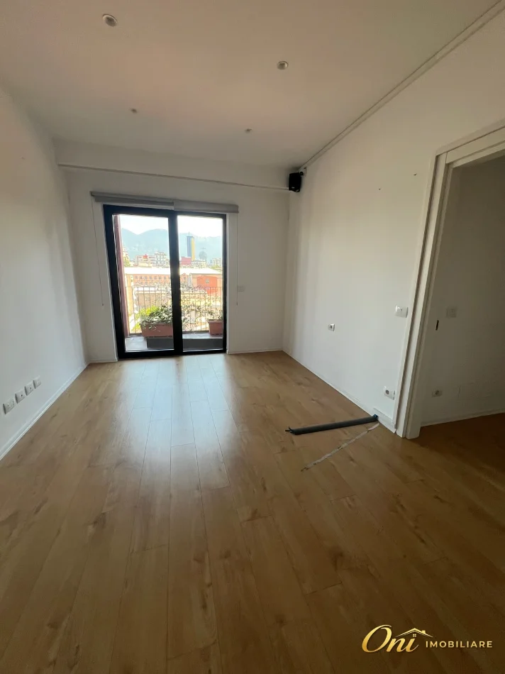 Tirane, jepet me qera zyre Kati 4, 120 m² 1000 € (RRUGA E KAVAJES)