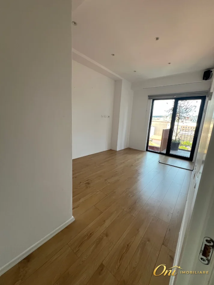Tirane, jepet me qera zyre Kati 4, 120 m² 1000 € (RRUGA E KAVAJES)