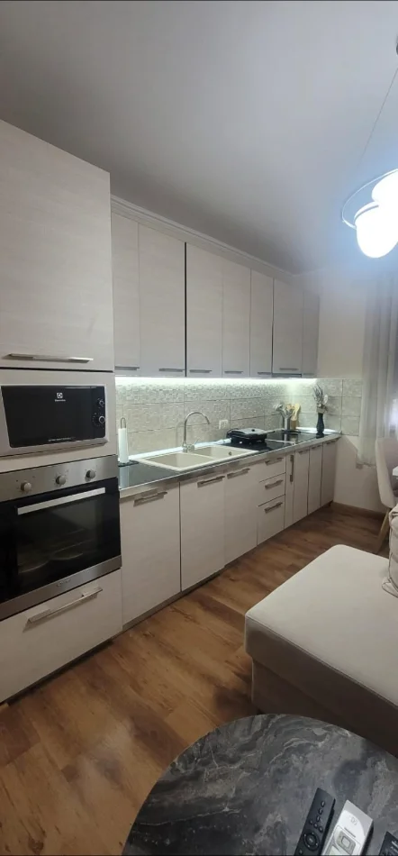 Tirane, jepet me qera apartament 2+1 Kati 2, 80 m² 500 € (OXHAKU)