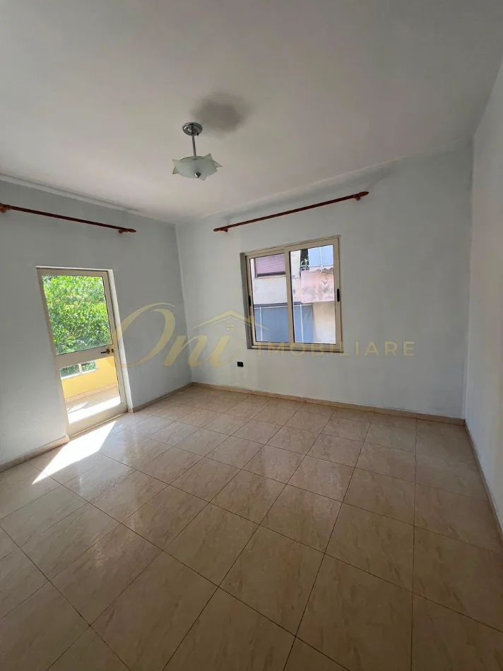 Tirane, jepet me qera zyre Kati 3, 160 m² 1.200 € (KOMUNA E PARISIT)