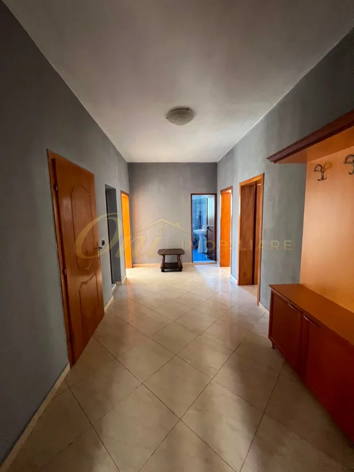 Tirane, jepet me qera zyre Kati 3, 160 m² 1.200 € (KOMUNA E PARISIT)
