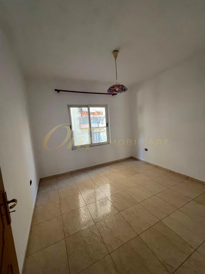 Tirane, jepet me qera zyre Kati 3, 160 m² 1.200 € (KOMUNA E PARISIT)