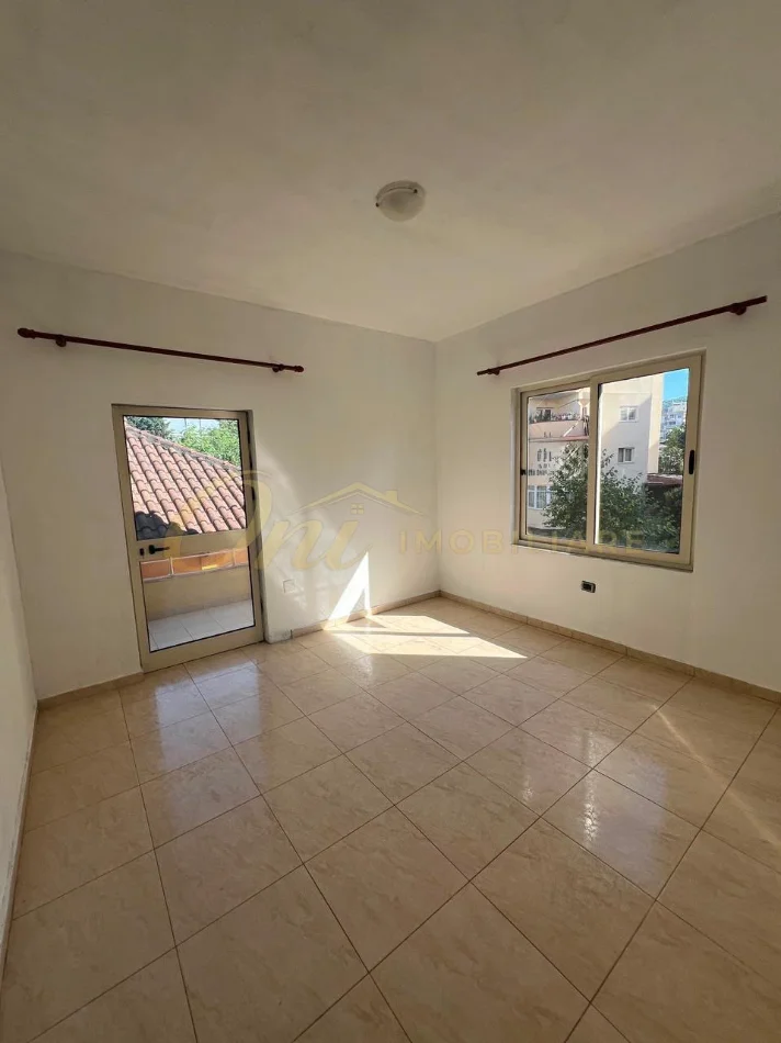 Tirane, jepet me qera zyre Kati 3, 160 m² 1.200 € (KOMUNA E PARISIT)