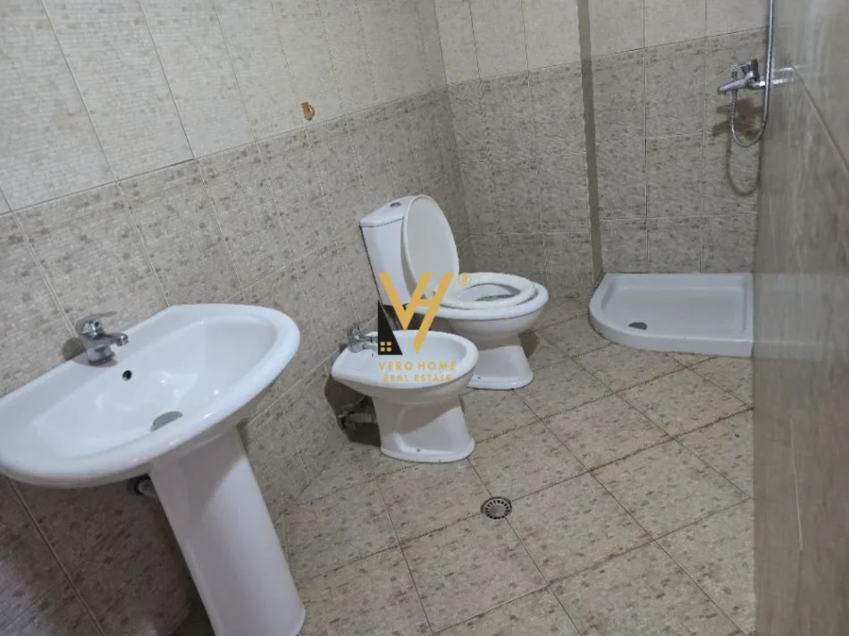 Tirane, jepet me qera apartament 2+1+Ballkon Kati 3, 120 m² 800 € (SIRI KODRA)