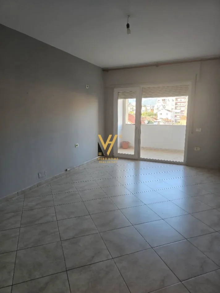 Tirane, jepet me qera apartament 2+1+Ballkon Kati 3, 120 m² 800 € (SIRI KODRA)