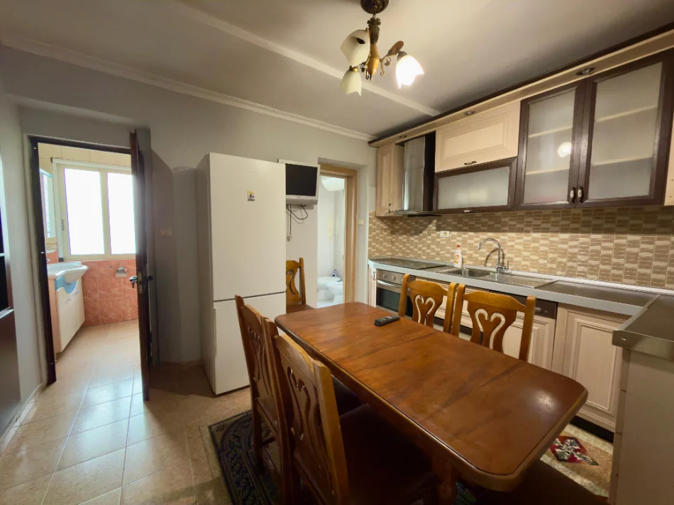 Tirane, jepet me qera apartament 2+1+Aneks Kati 3, 85 m² 550 € 