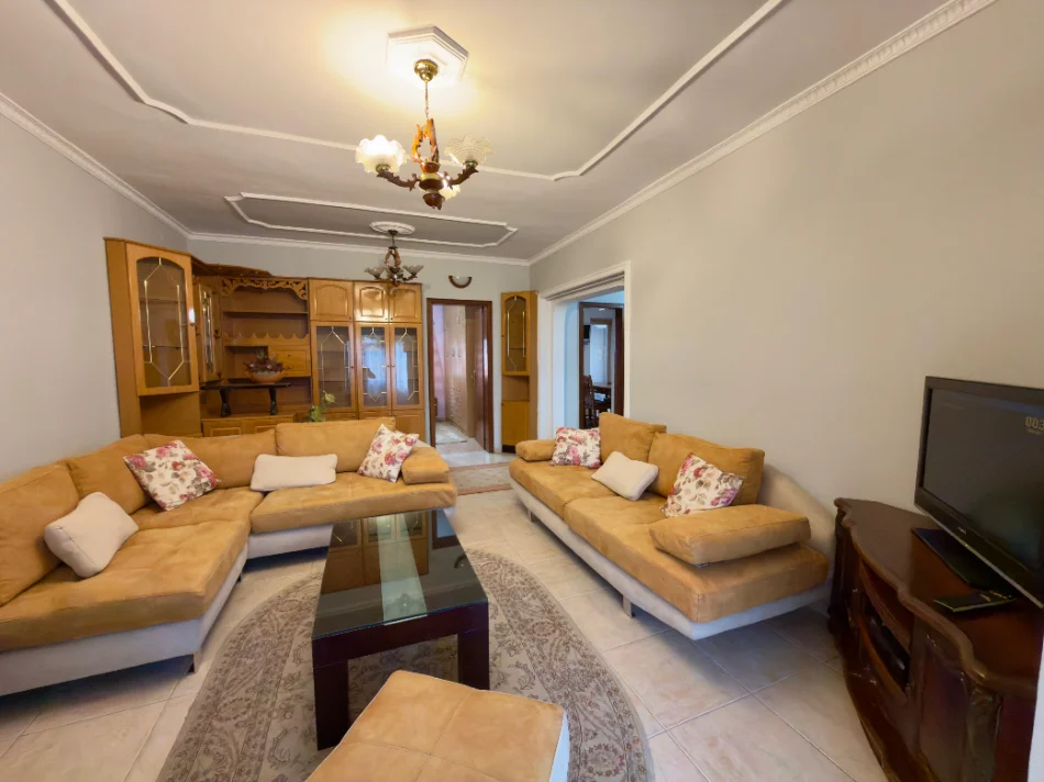 Tirane, jepet me qera apartament 2+1+Aneks Kati 3, 85 m² 550 € 
