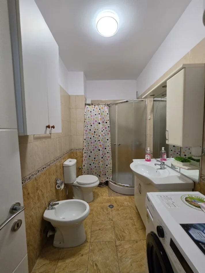 💥💥 Me Qira: 2+1 📍 Rruga e Barrikadave – Pranë Shkollës "Sami Frashëri" | 75 m² | 60.000 Lekë/Muaj (Pallat me ashensor)🔥