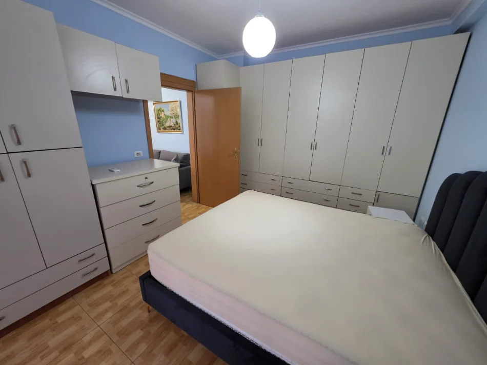💥💥 Me Qira: 2+1 📍 Rruga e Barrikadave – Pranë Shkollës "Sami Frashëri" | 75 m² | 60.000 Lekë/Muaj (Pallat me ashensor)🔥