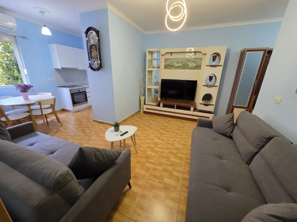 💥💥 Me Qira: 2+1 📍 Rruga e Barrikadave – Pranë Shkollës "Sami Frashëri" | 75 m² | 60.000 Lekë/Muaj (Pallat me ashensor)🔥