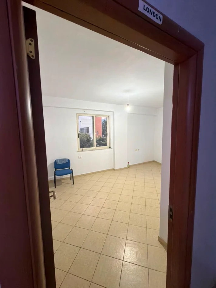 Tirane, jepet me qera nga Pronari, pa-komision ambjent biznesi Kati 2, 85 m² (Astir, buze rruge, ne fillim te bulevardit te ri)