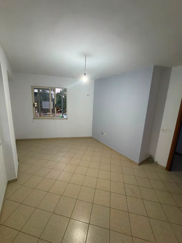 Tirane, jepet me qera nga Pronari, pa-komision ambjent biznesi Kati 2, 85 m² (Astir, buze rruge, ne fillim te bulevardit te ri)