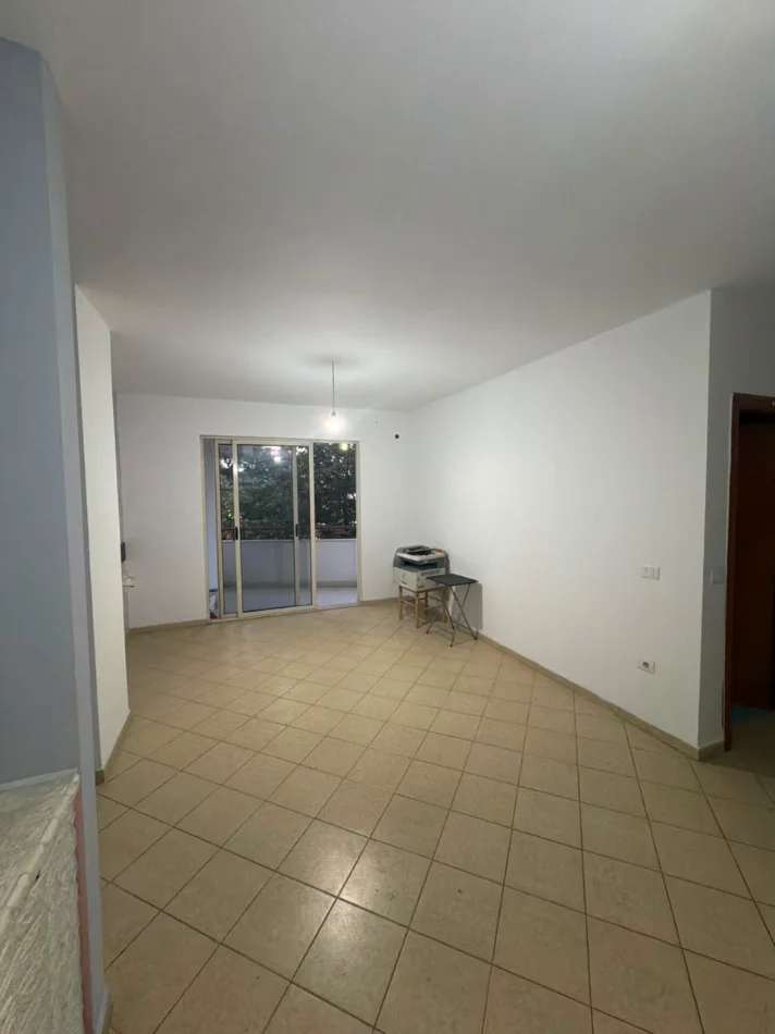 Tirane, jepet me qera nga Pronari, pa-komision ambjent biznesi Kati 2, 85 m² (Astir, buze rruge, ne fillim te bulevardit te ri)