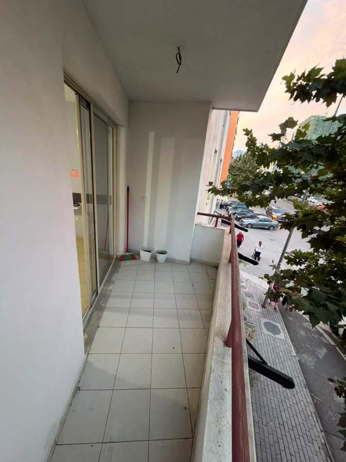 Tirane, jepet me qera nga Pronari, pa-komision ambjent biznesi Kati 2, 85 m² (Astir, buze rruge, ne fillim te bulevardit te ri)