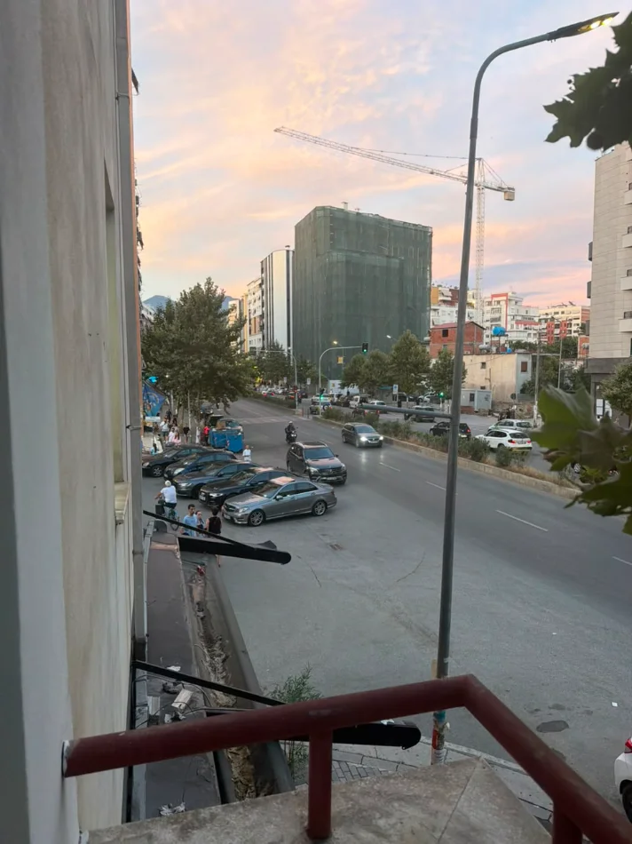 Tirane, jepet me qera nga Pronari, pa-komision ambjent biznesi Kati 2, 85 m² (Astir, buze rruge, ne fillim te bulevardit te ri)
