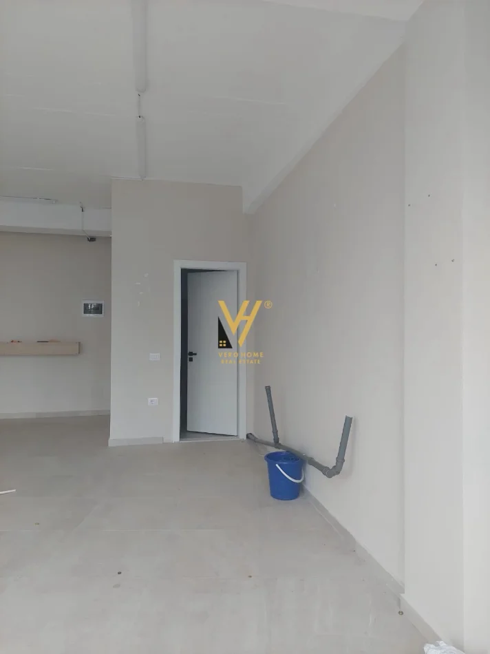 Tirane, jepet me qera dyqan Kati 0, 45 m² 420 € (SELITE)