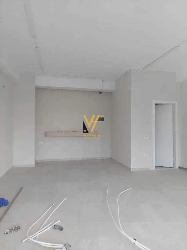 Tirane, jepet me qera dyqan Kati 0, 45 m² 420 € (SELITE)