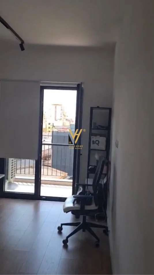 Tirane, jepet me qera zyre Kati 4, 100 m² 920 € (RRUGA E BARRIKADAVE)