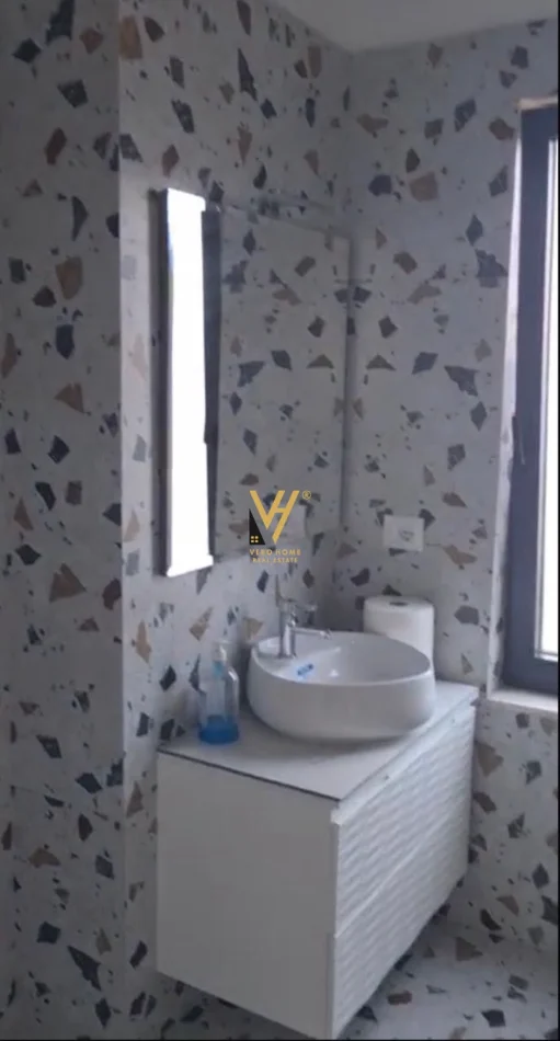 Tirane, jepet me qera zyre Kati 4, 100 m² 920 € (RRUGA E BARRIKADAVE)