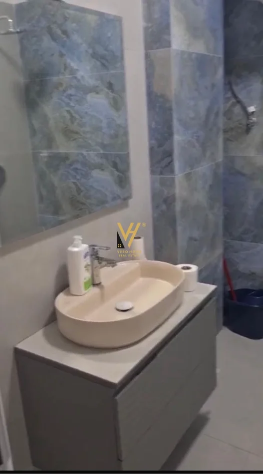 Tirane, jepet me qera zyre Kati 4, 100 m² 920 € (RRUGA E BARRIKADAVE)